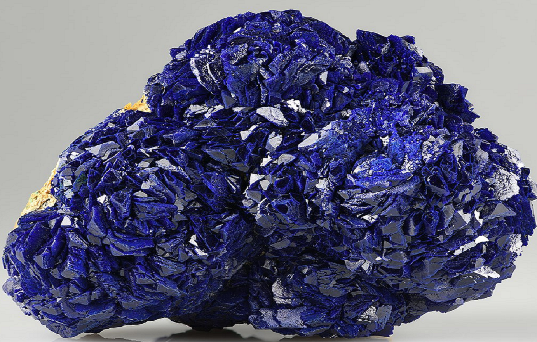 <p>Appartiene alla classe degli Carbonati Idrati</p><p>Cu₃(CO₃)₂(OH)₂</p><p>Sistema Monoclino</p><ul><li><p>Colore azzurro o blu intenso</p></li><li><p>Spesso in patine o masse reniformi o terrose</p></li></ul><p></p>