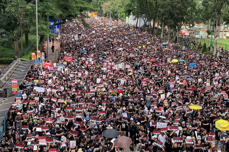 <p>throng (n.)</p>