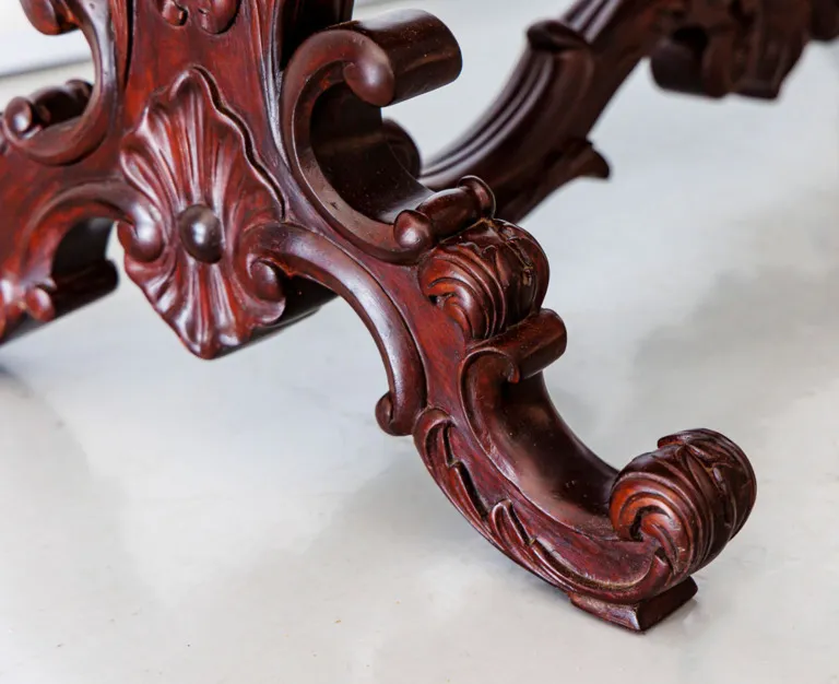 <p>Carved leg of the 17th century, characterized by two scrolls, one at the floor and one at or close to the supported piece; The bottom scroll turned inward, while the upper one might spiral inward or outward</p>