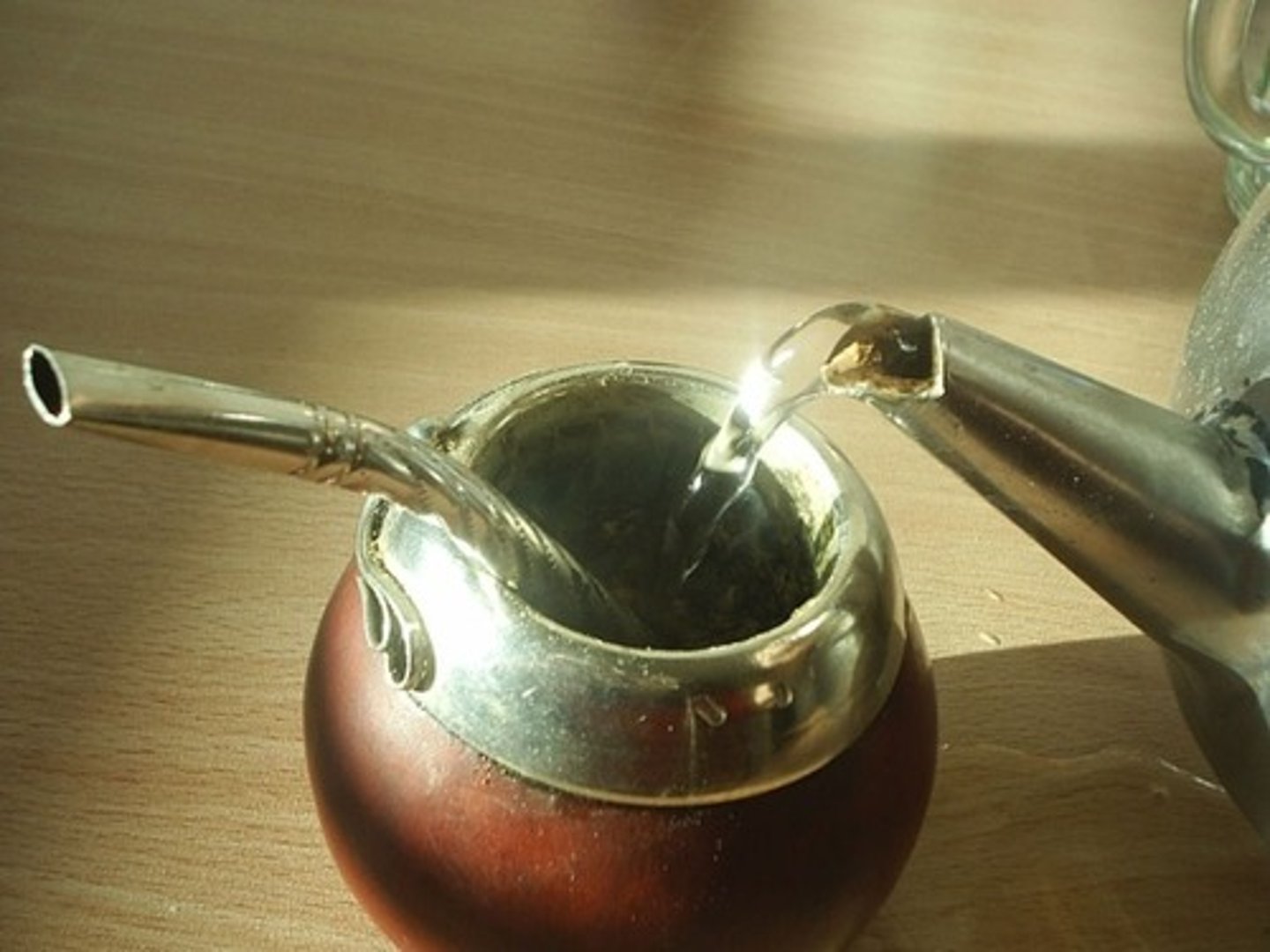 <p>Un té que se pone en una calabaza (gourd) para beber con una bombilla (straw). Es la bebida más popular en Argentina y es importante en la vida social porque es común compartirla.</p>