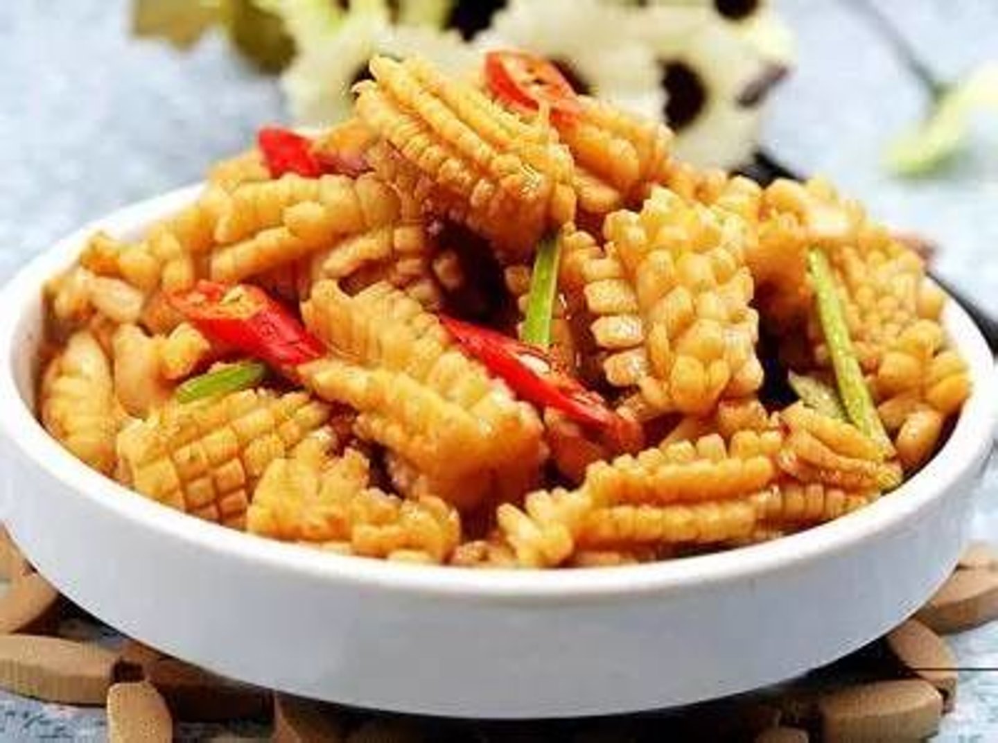 <p>( jī ) to carve on food material</p>