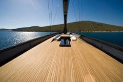 <p>deck (of boat)</p>