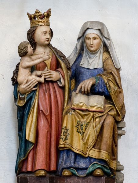 <p>Afgebeeld als oudere, getrouwde vrouw, vaak met een rode mantel. Vaak in combinatie met Sint-Anna-te-Drieën (Anna, Maria en Christuskind) of Heilige Maagdschap (haar drie echtgenoten, kinderen en kleinkinderen). </p>