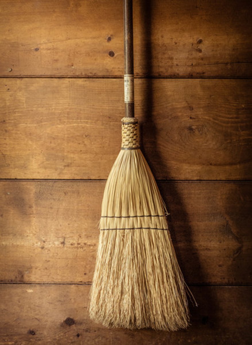 <p>cái chổi</p>