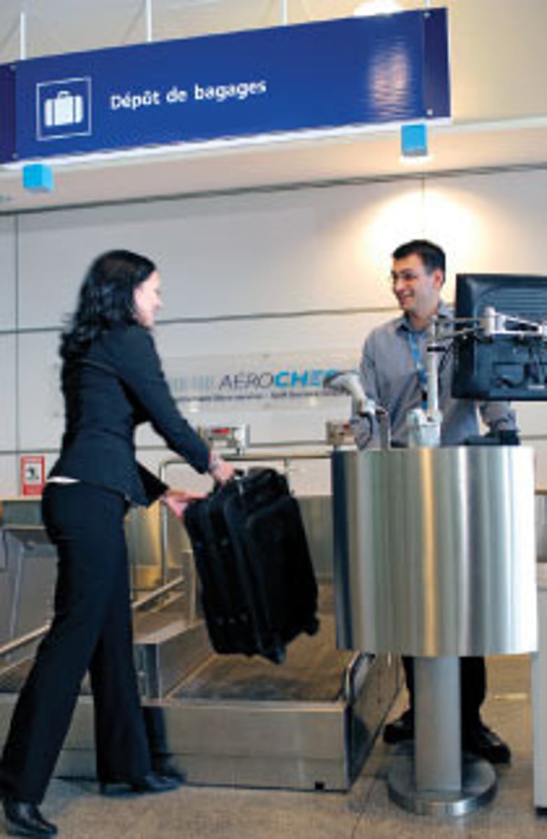 <p>the place where you leave your luggage at the airport before your flight (neutral)</p><p>We went straight to ~ to check in our suitcases.</p><p>There was a long queue at ~ this morning.</p>