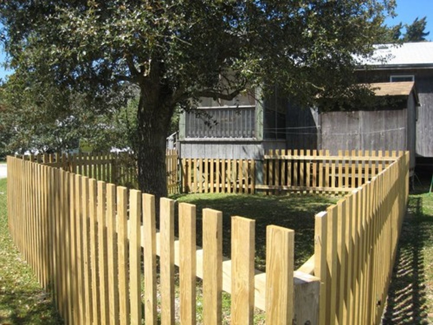<p>space within a defined perimeter / espacio dentro de un perímetro definido</p>