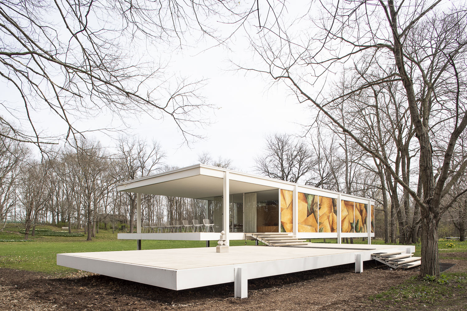 <ul><li><p>2 rectangles juxtaposed, steel and glass</p></li><li><p>only one connection to ground > floating</p></li><li><p>minimalism > less is more</p></li></ul><p></p>