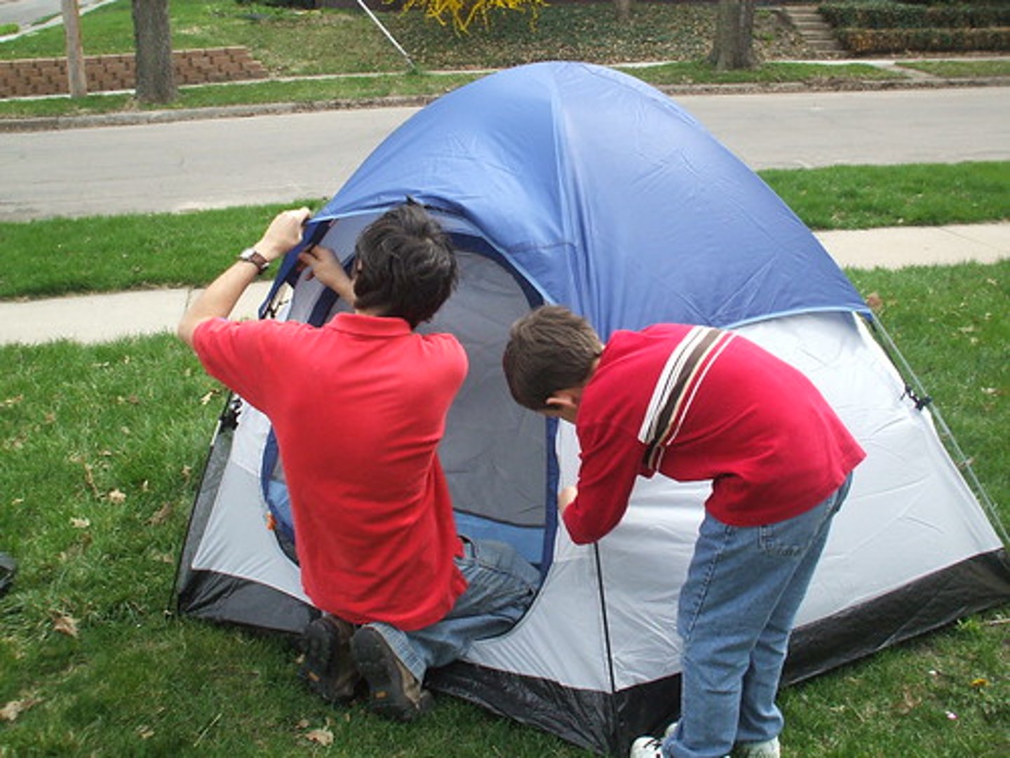 <p>to put up (tent)</p>