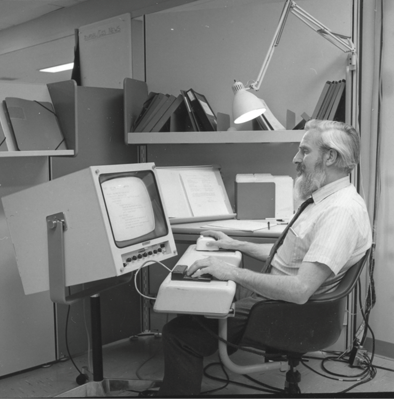 <p>Mõtles välja arvutihiire (1963). Prototüüp kontoritarveteks (setup) - keypad, keyboard, mouse etc.</p>