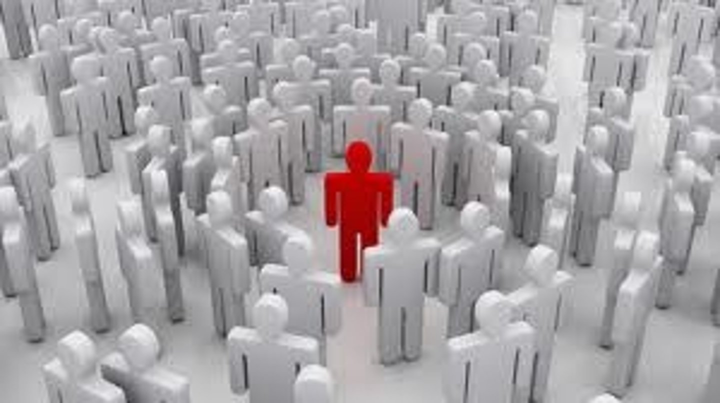 <p>(n. [U]) 中間</p>