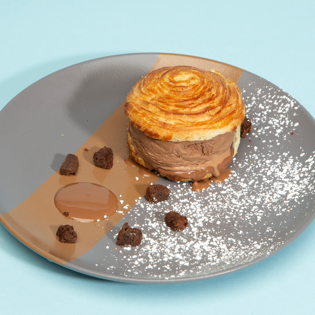 <p></p><ul><li><p>Chocolate cashmere ice cream</p></li><li><p>Belgian Milk Chocolate Sauce</p></li><li><p class="">Fudge Brownie Garnish</p></li></ul><p></p>