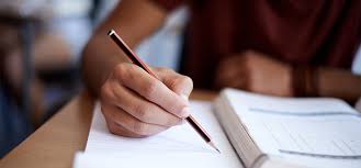 <p>Il  fait</p><p><span style="background-color: oklch(0.2167 0.002 197.039993); color: oklch(0.9296 0.007 106.529999 / 0.55);"><span>Il fait ses devoirs chaque soir</span></span></p>