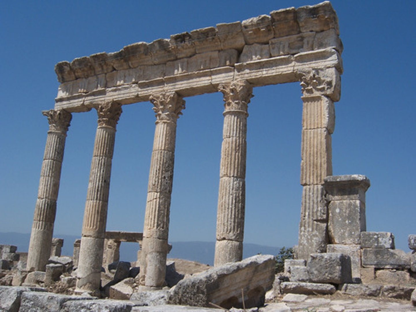 <p>series of regularly spaced columns supporting an entablature &amp; usually 1 side of a roof structure</p>