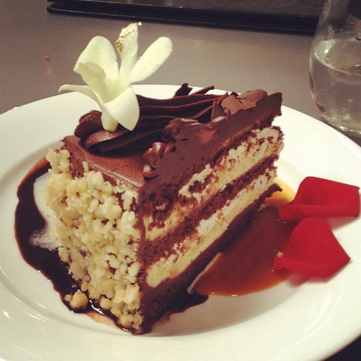 <p>A system of government in which both the states and the national government remain supreme within their own spheres, each responsible for some policies.</p>