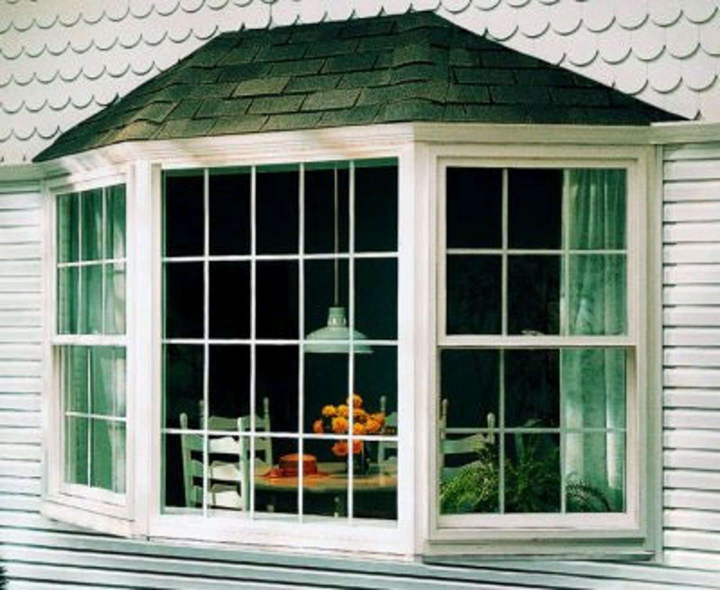 <p>A type of window projecting from the surface of the wall to allow light from three sides.</p>