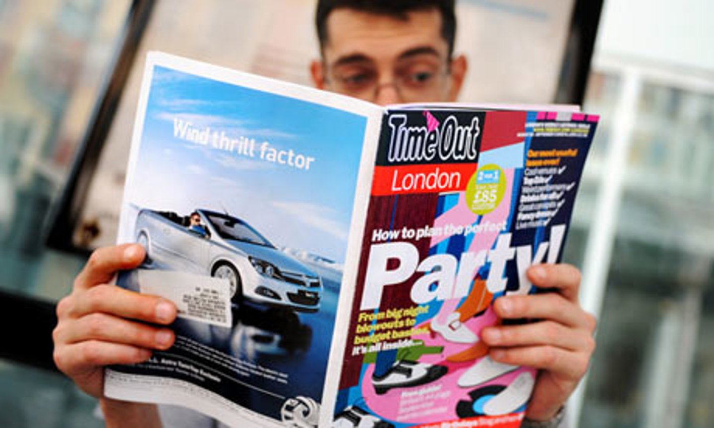 <p>читати журнали</p>