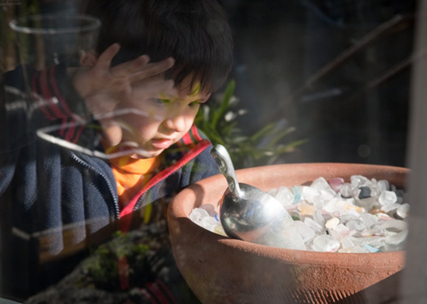 <p>sự quyến rũ, hấp dẫn, cuốn hút mạnh mẽ (thường mang tính trí tuệ hoặc cảm xúc) + a strong attraction or interest (n)</p>
