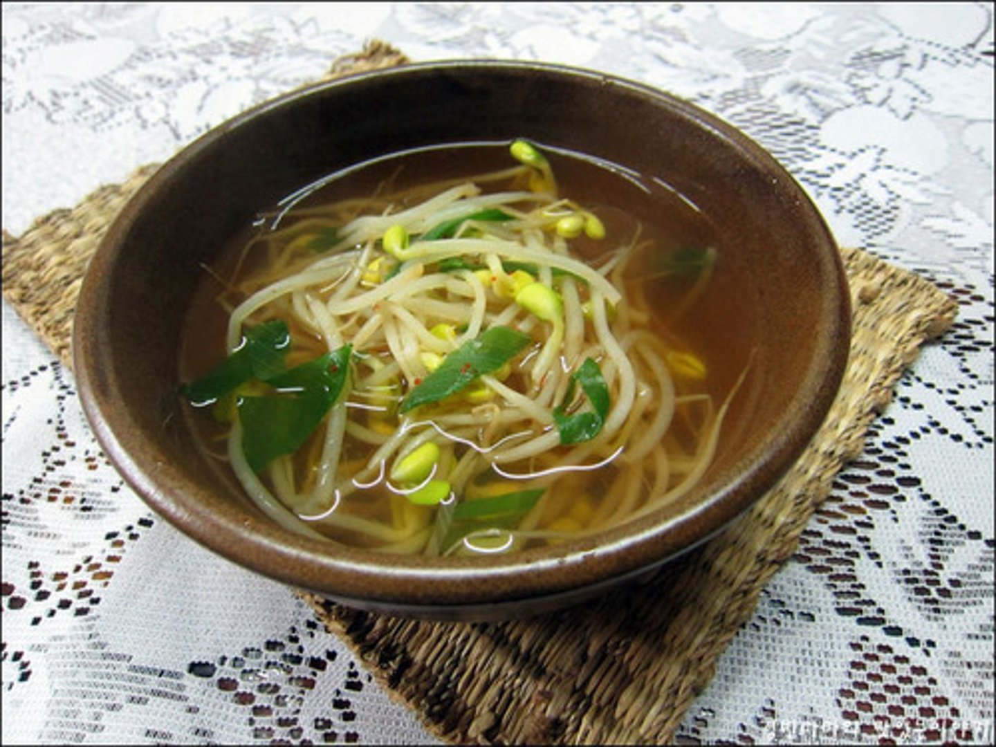 <p>canh (nhiều nước, vị thanh trong) >< 찌개 (nước dùng nhiều gia vị hơn)<br>국이 있어요?<br>Có canh không?</p>