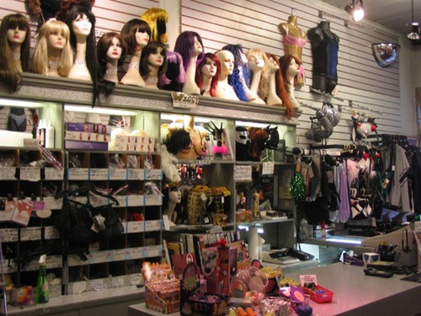 <p>a.俗丽的,华而不实的</p><p>n.盛大宴会</p>