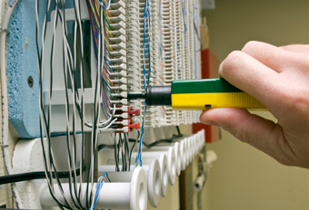 <p><strong>Forces wire into a wiring block</strong></p><p><strong>Trims the wires and breaks the insulation</strong></p>