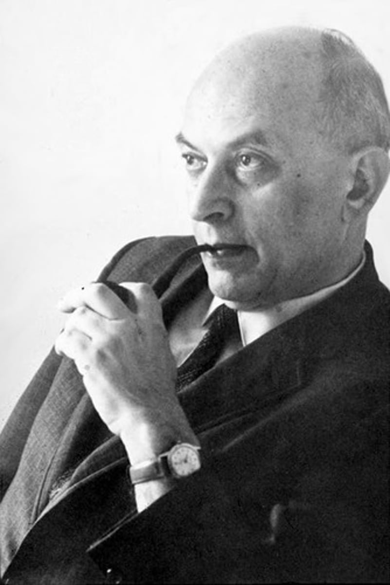 <p>conformisme (geen bevel, geen vragen gesteld, past je gedrag)</p><p>→ wilde onderzoeken hoe mensen hun mening aanpassen aan een groep, ook als die groep duidelijk een fout maakt</p><p>→ een experiment waarin werd aangetoond dat mensen hun oordeel aanpassen aan een meerderheid, zelfs als die fout is</p>