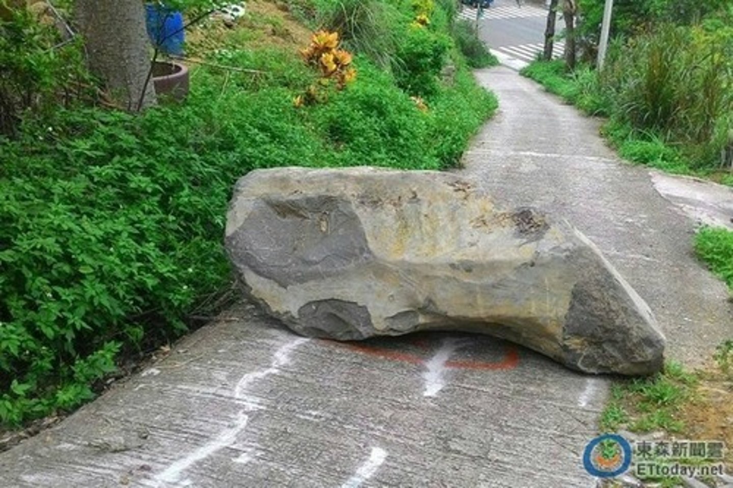 <p>dǎngzhù - to block</p>