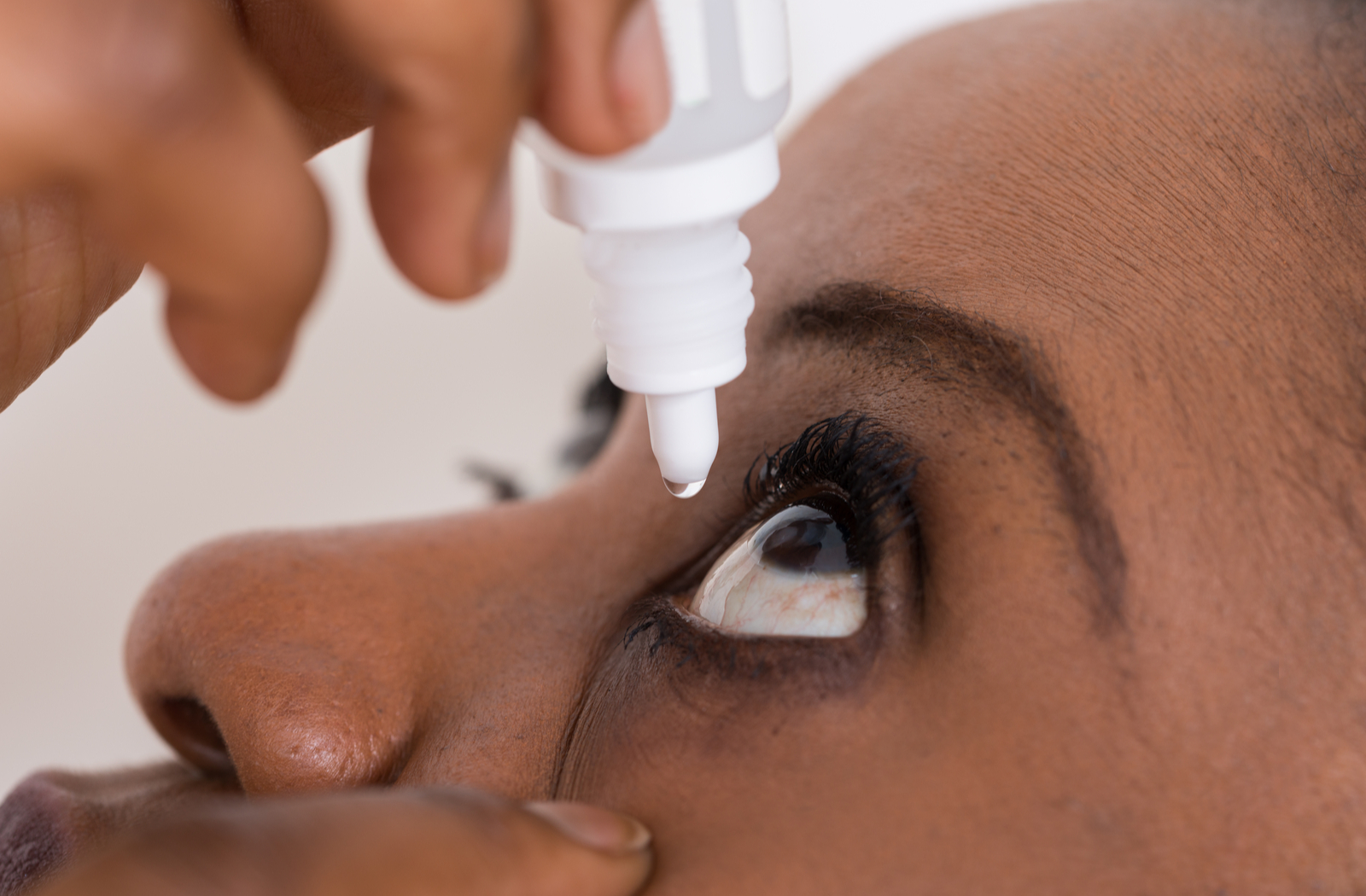 <p><span style="font-family: UICTFontTextStyleBody; font-size: 17px;">press down on the lower lash line to create a pocket without touching the eye</span></p>
