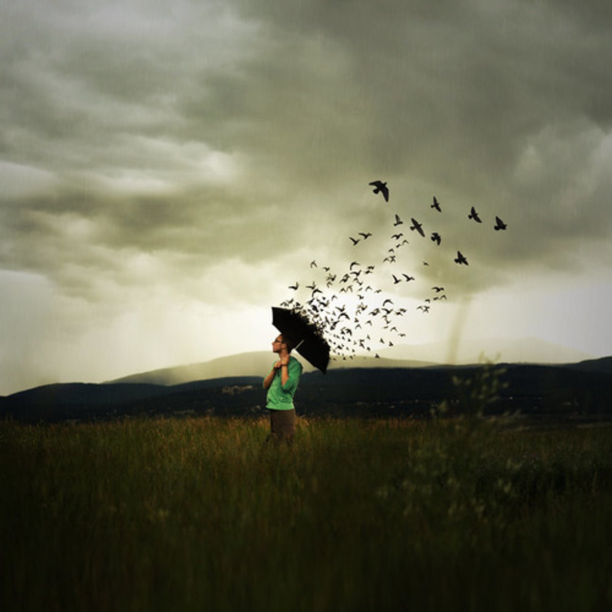 <p>/wɪndz əv tʃeɪndʒ/</p><p>(idiom): Làn gió đổi thay</p><p>Ex: The winds of change are blowing through the political system.</p>