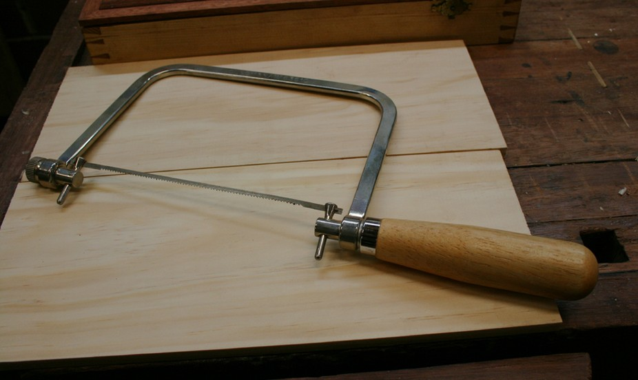 <p>n.</p><ol><li><p>a saw with a narrow blade stretched vertically on a frame, for cutting thin wood in patterns</p></li></ol><p></p>