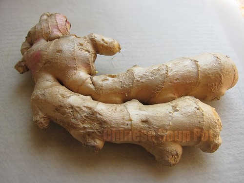 yellow-brown root that has multiple branches that reach out in different ways. It has a recognizable smell. The inside is white-yellow.