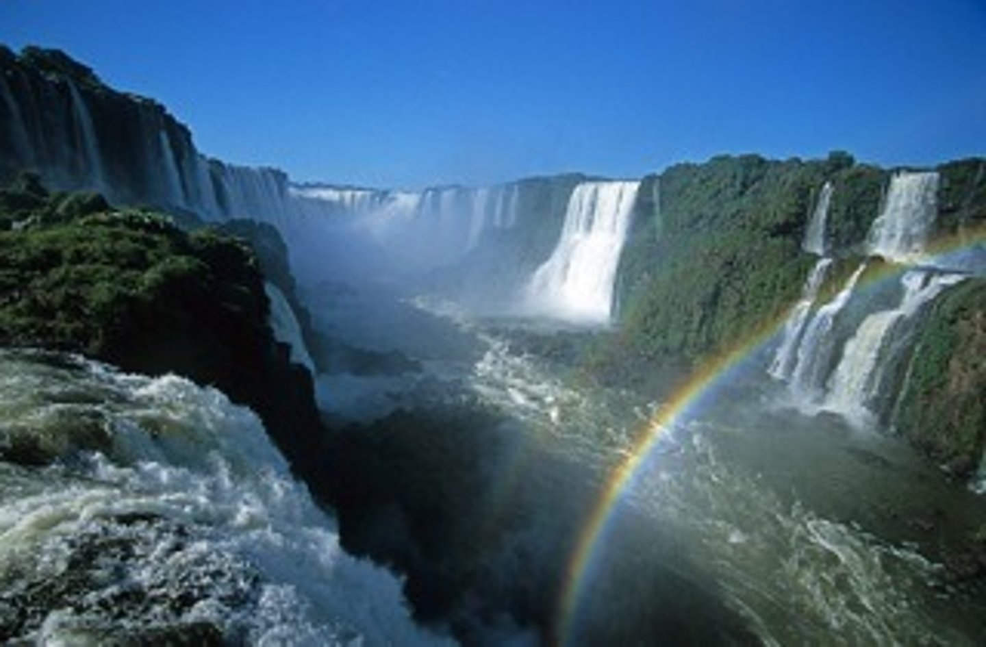 <p>Las cataratas más famosas de Argentina y están en la frontera (border) de Argentina y Brasil.</p>