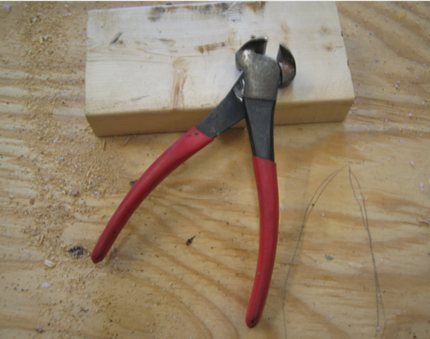 <p>Handheld tool:<br>- Used to trim staples, brads, etc.</p>