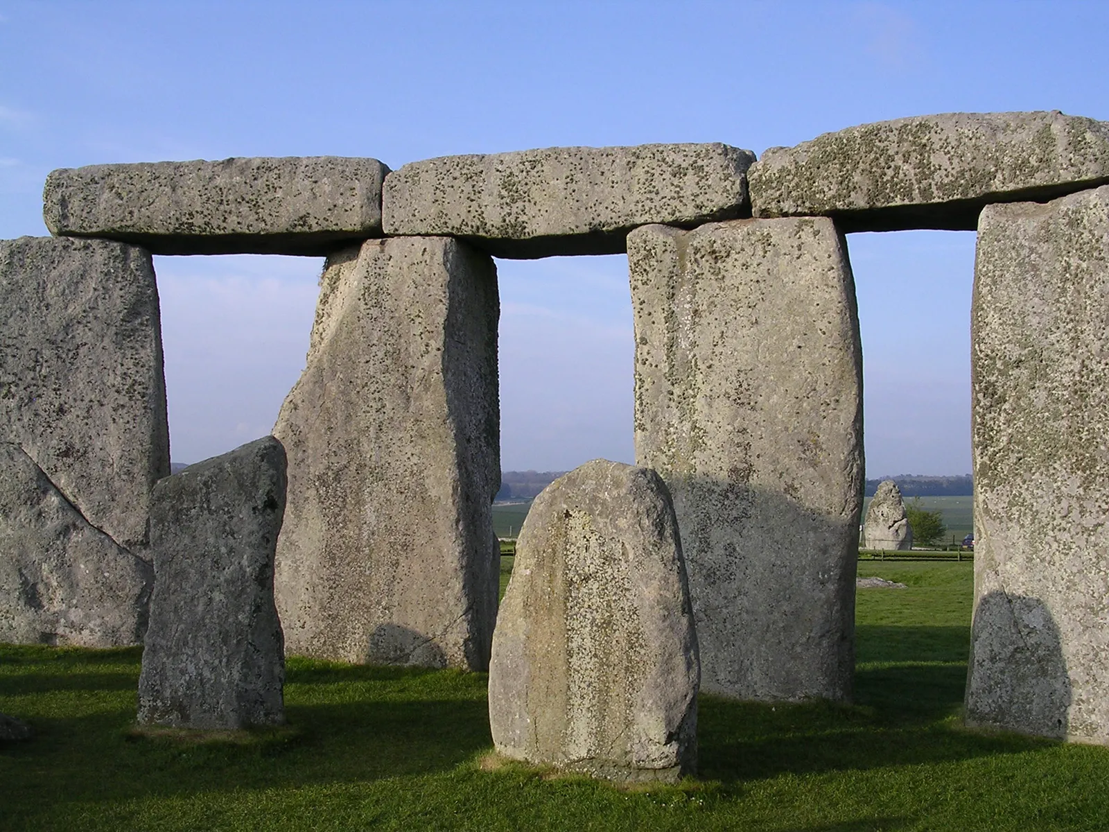 <p>The simplest form of load and support in construction in which two upright members (posts, columns, piers) hold up a third member (lintel, beam, girder, rafter) laid horizontally across their top surfaces.</p>