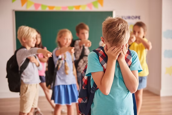 <p>in zijn hemd laten staan (2)</p><p></p><p>(=&gt; De leraar <strong><u>liet hem in zijn hemd staan</u></strong> voor de klas.)</p>
