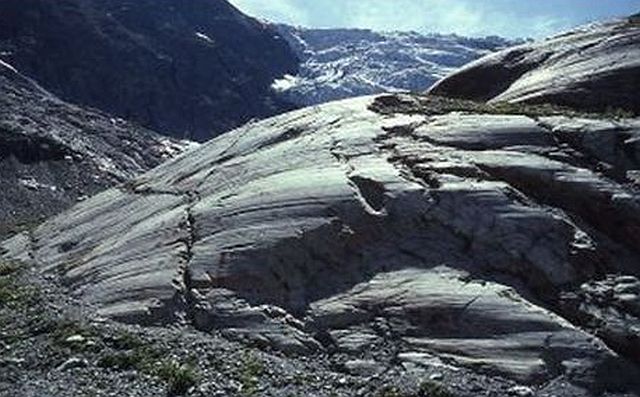 door het ijs afgerond, gepolijst en met gletsjerkrassen getekend, en komen voor in vm. beddingen van gletsjers.
