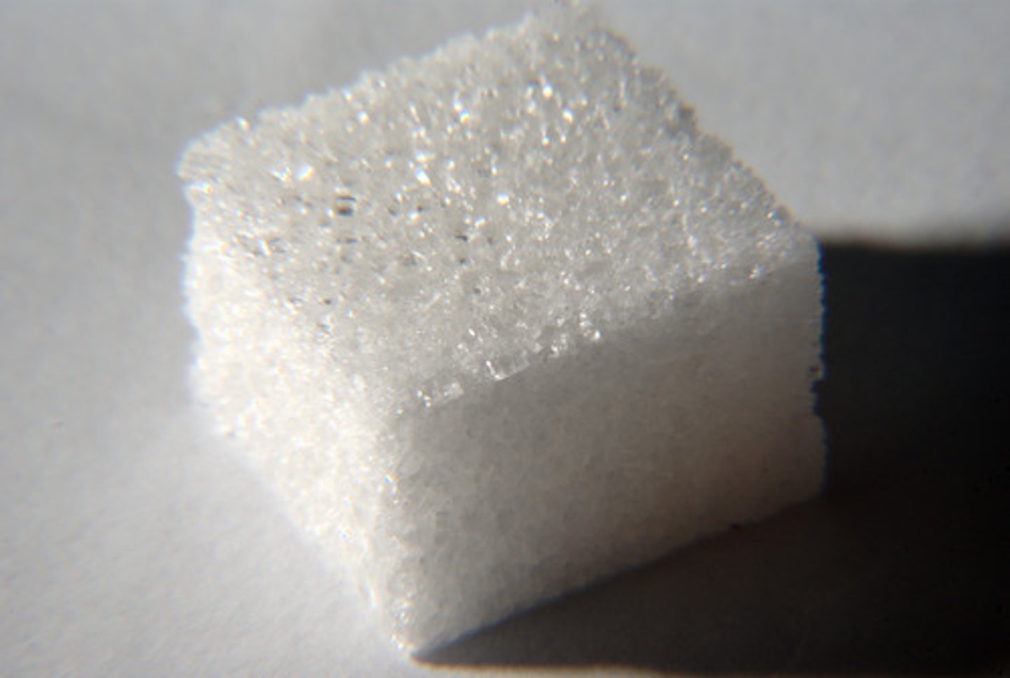 <p>(n) cục, tảng, miếng; cái bướu</p>