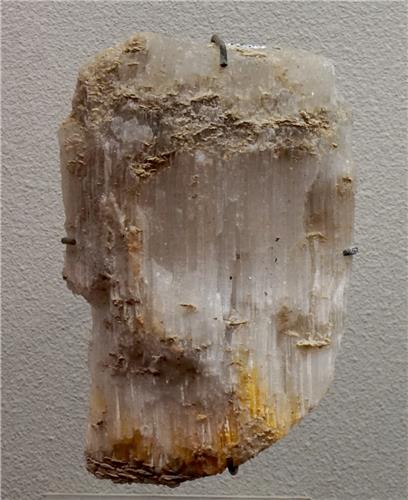 <p>Se encuentra como costras o masas blancas/grises en depósitos evaporíticos de climas áridos. Muy soluble en agua, puede tener tacto frío o húmedo. Sabor salino. Blanda (dureza 1.5-2). Exfoliación romboédrica.</p>