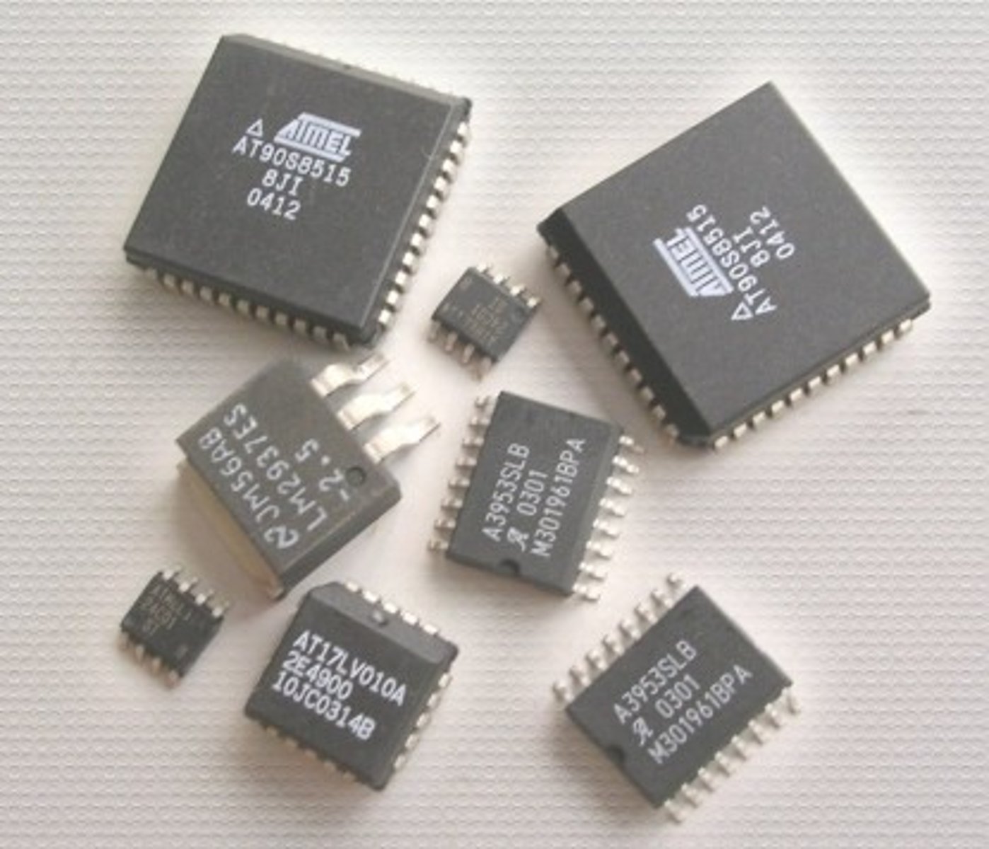 <p>small electronic chips used in computer circuit boards</p>