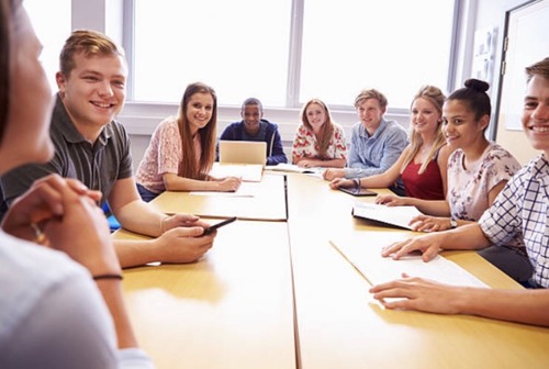 eine Folge von Unterrichtsstunden

In unserem Sprach-____ lernen wir intensiv Grammatik.
Der _____ dauert 2 Monate.
In unserem Deutsch-_____ sind 15 Leute.