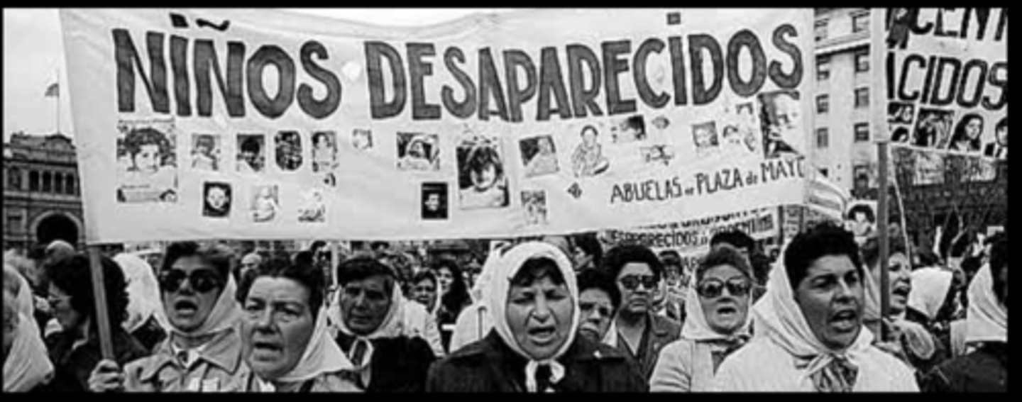 <p>La dictadura militar tomó control y mató y torturó más de 30,000 personas que misteriosamente "desaparecieron."</p>