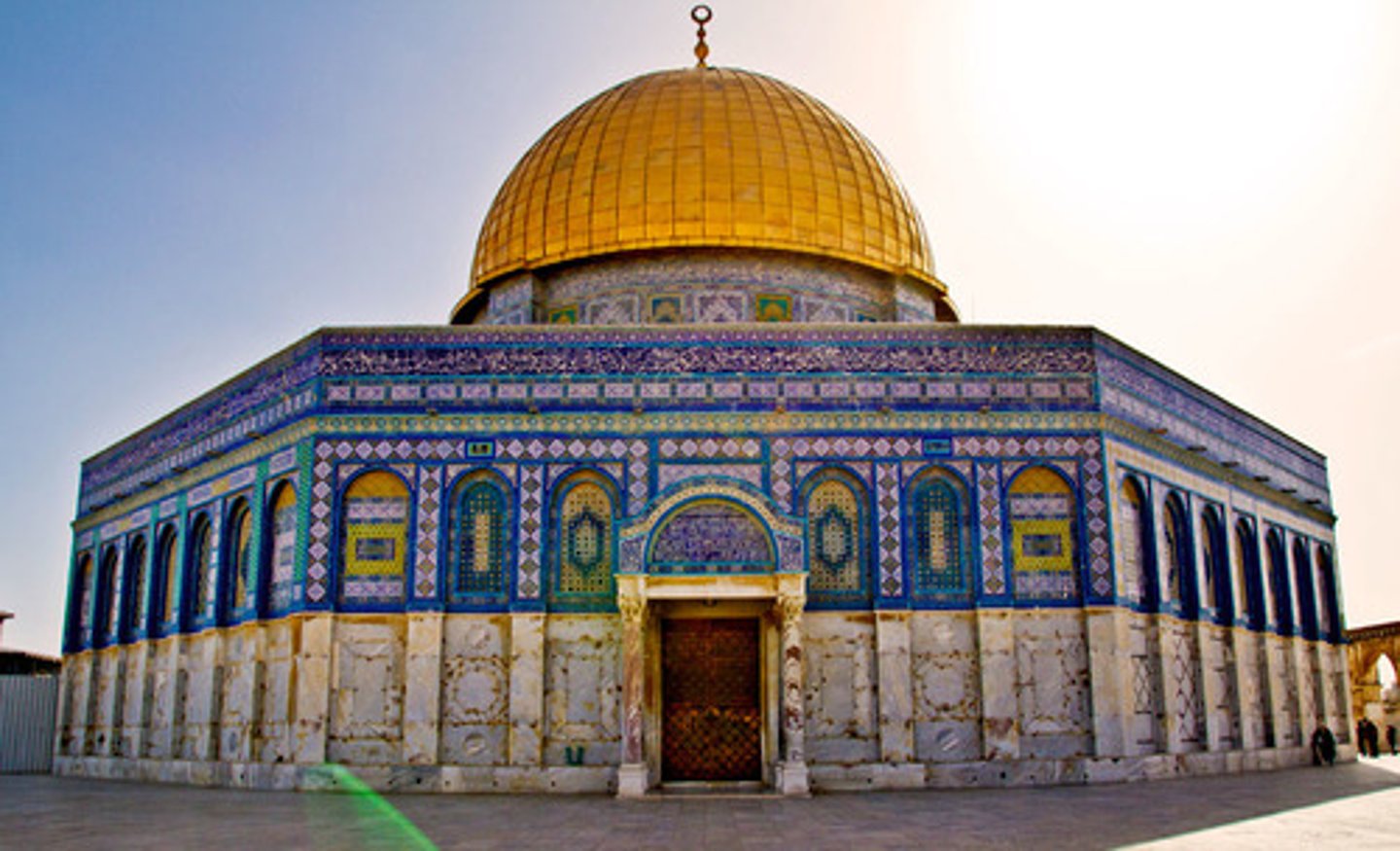 <p>Oldest Islamic monument. Octagonal structure with a glittering dome that rises over two internal colonnades. Has multi-patterned ceramic exterior facings. (Jerusalem)</p>