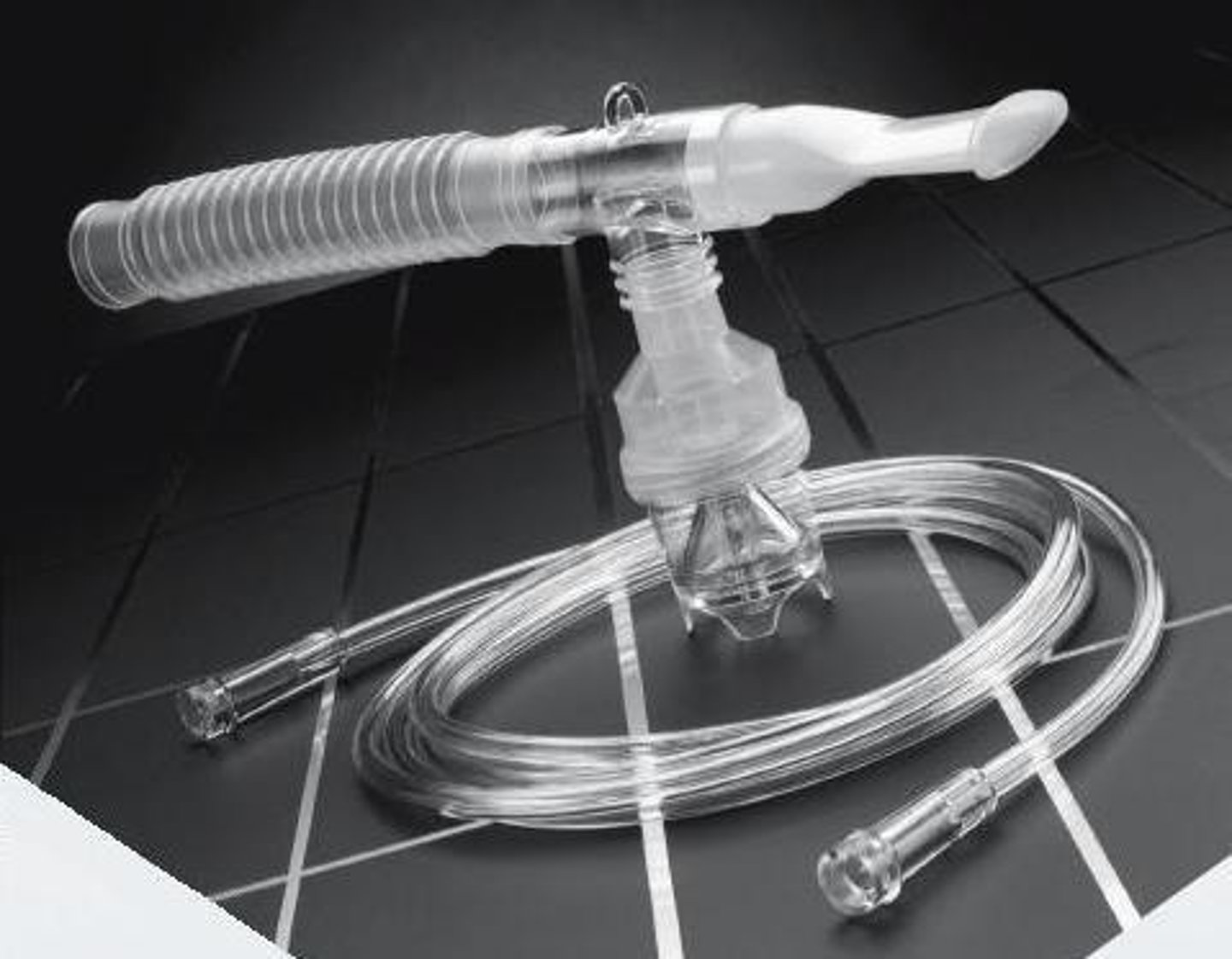 <p>Máy xông khí dung - giúp đưa thuốc vào phổi. (The doctor prescribed a nebulizer for her asthma - Bác sĩ kê máy xông cho bệnh hen của cô ấy.)</p>