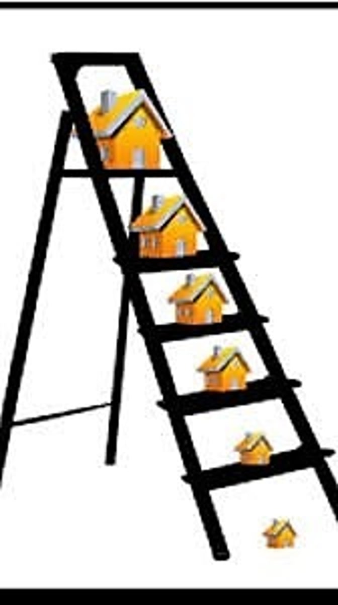 <p>v phr to buy a property with the aim of buying another bigger or more expensive one later in life = to start buying property &gt;&lt; to be off the property ladder, to not own property bắt đầu mua bất động sản với mục tiêu mua căn lớn hơn/đắt hơn trong tương lai Many young couples are trying to get on the property ladder. /tuː ɡet ɒn ðə ˈprɒpərti ˈlædər/</p>