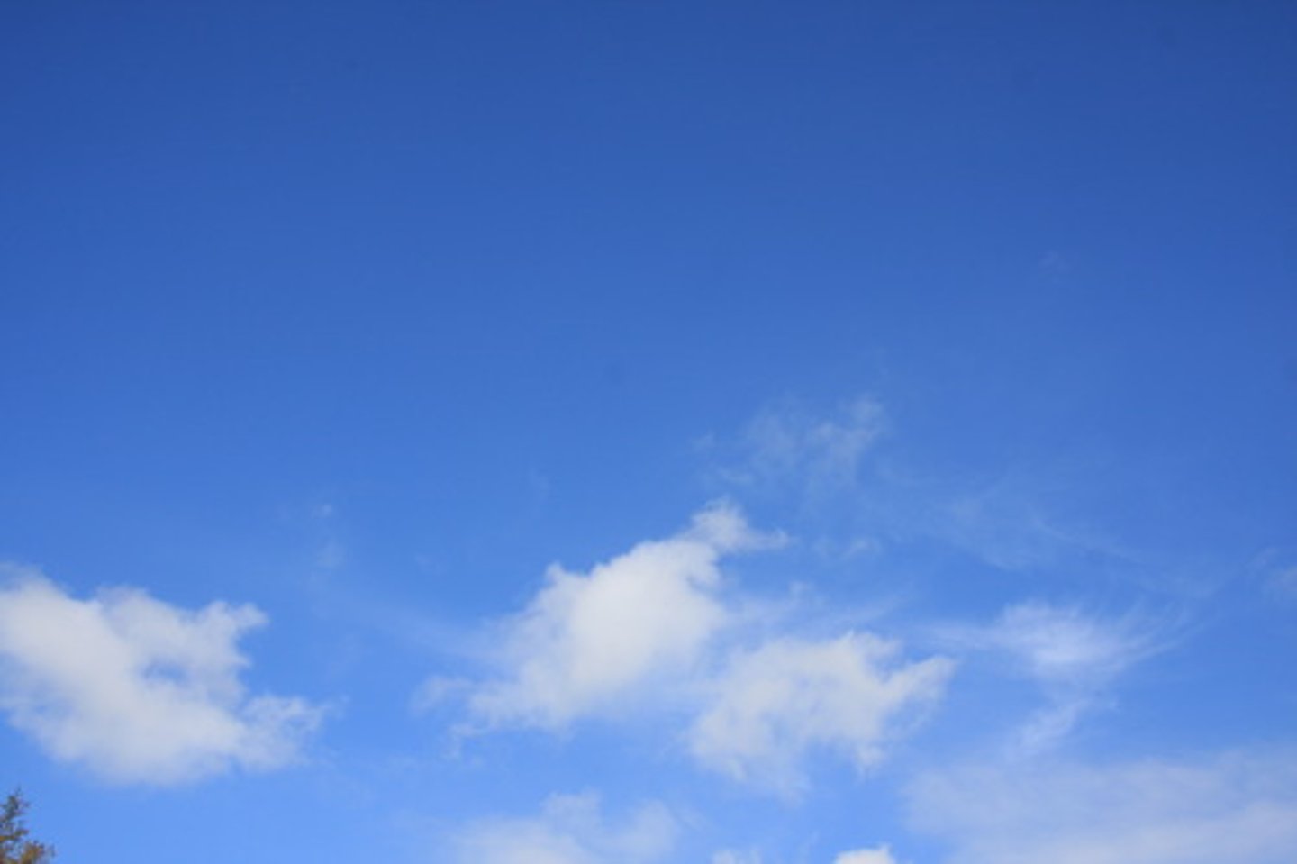 <p>trời trong</p><p>여기의 공기가 촘 맑아요</p><p>Không khí nơi đây rất trong lành</p>