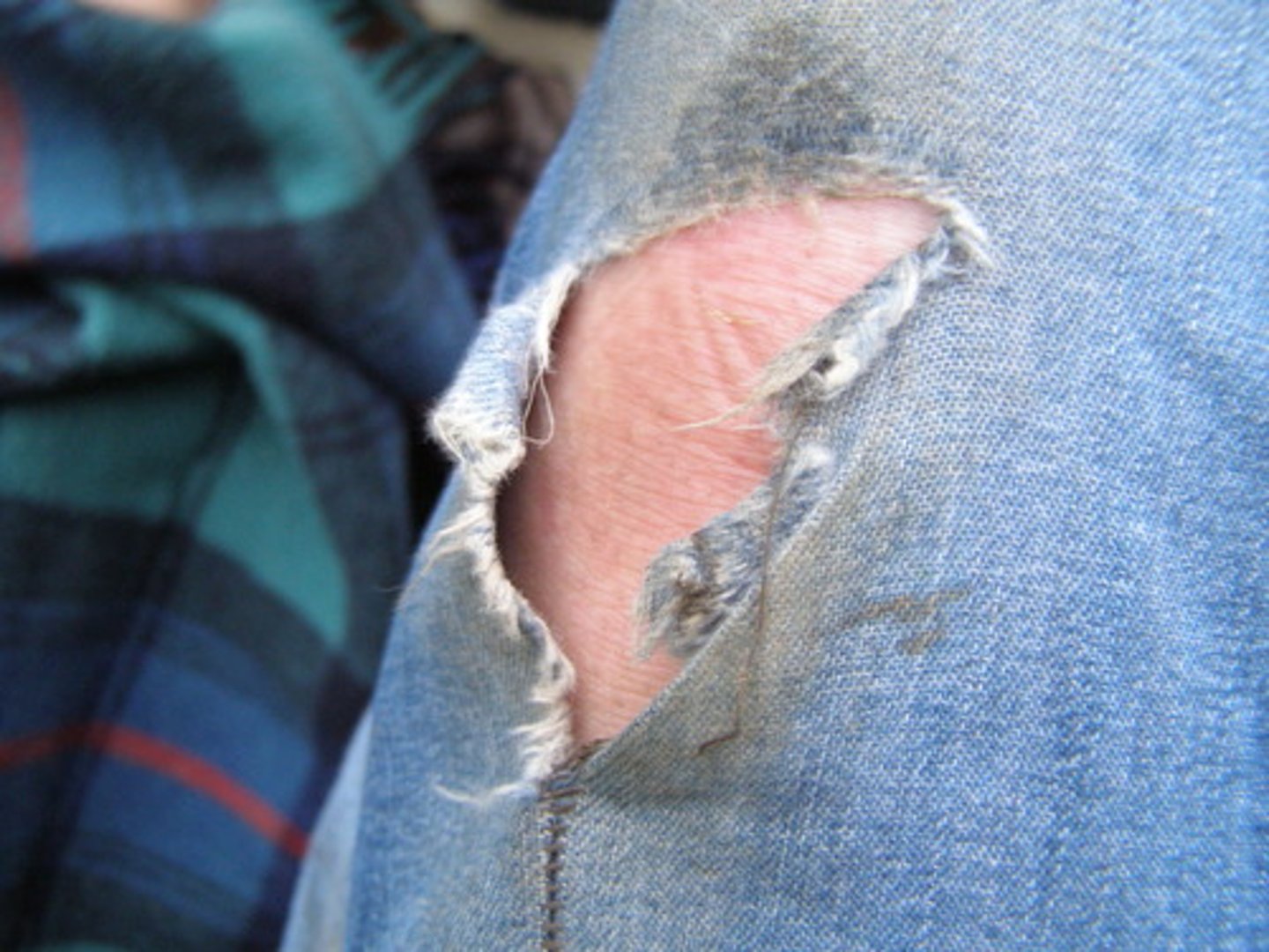 <p>rasgar, despedaçar</p>