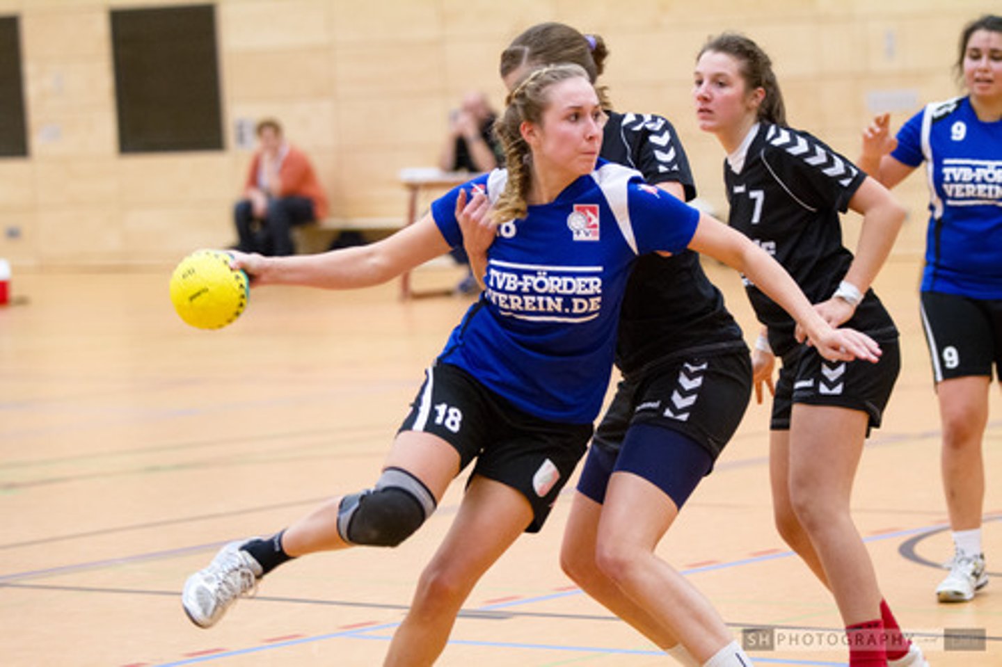<p>to play handball</p>