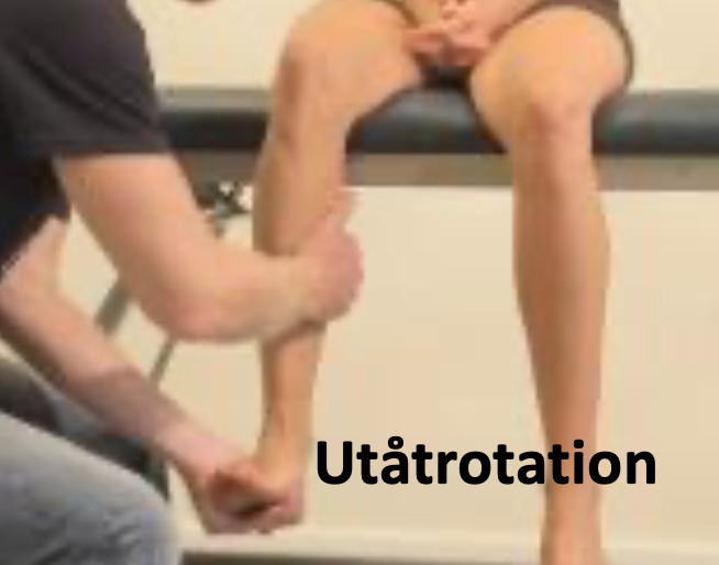 <ol><li><p>Patienten sitter på britsens kant med benen ner</p></li><li><p>Sätt ena handen på insidan av underbenet för att stabilisera det</p></li><li><p>Ta ett grepp under fotsulan från </p></li><li><p>Pe patienten pressa inåt mot din hand </p></li></ol>