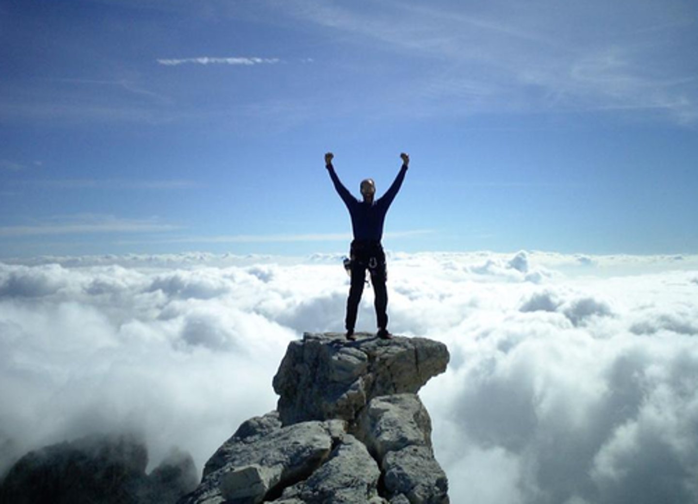 <p>to succeed in reaching a particular goal, status or standard, especially by making an effort for a long time(đạt được,thành công)</p>