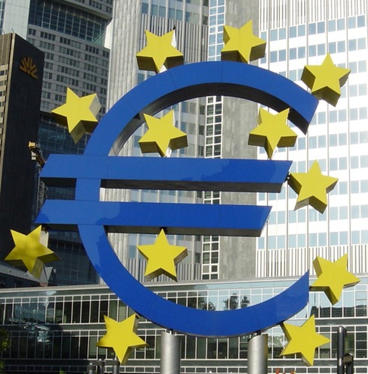 <p>A group of countries that use the same currency, such as the Eurozone, removing risks of exchange rate fluctuations.</p>