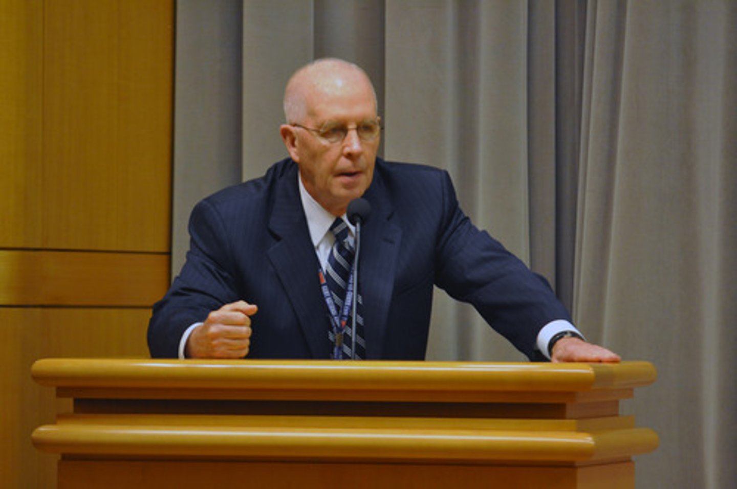 <p>sự cam kết, lời hứa</p><p>ex: retailers have made a pledge to reduce waste</p>